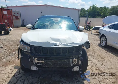 2021 Jeep Compass Altitude 4X4 z USA, uszkodzony, nr VIN 3C4NJDBB1MT568792